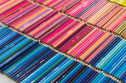 Rangées de crayons de couleur utilisés pour le coloriage adulte anti-stress