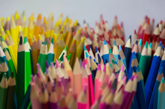 Gros plan sur des crayons de couleur taillés, classés par teintes, pour le coloriage